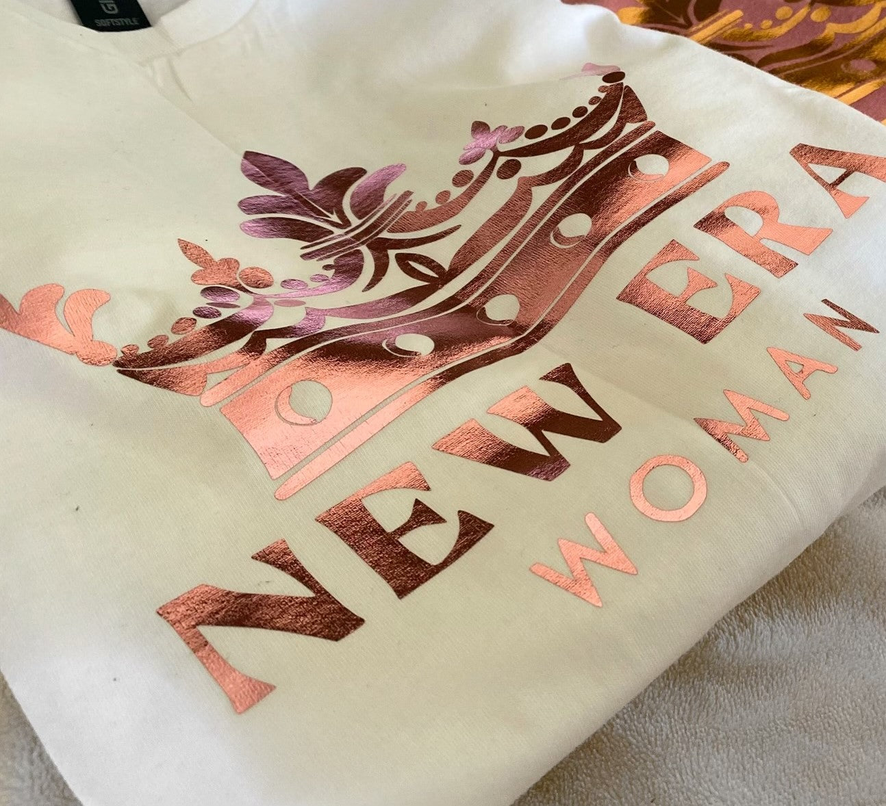 New Era Woman Metallic Tees